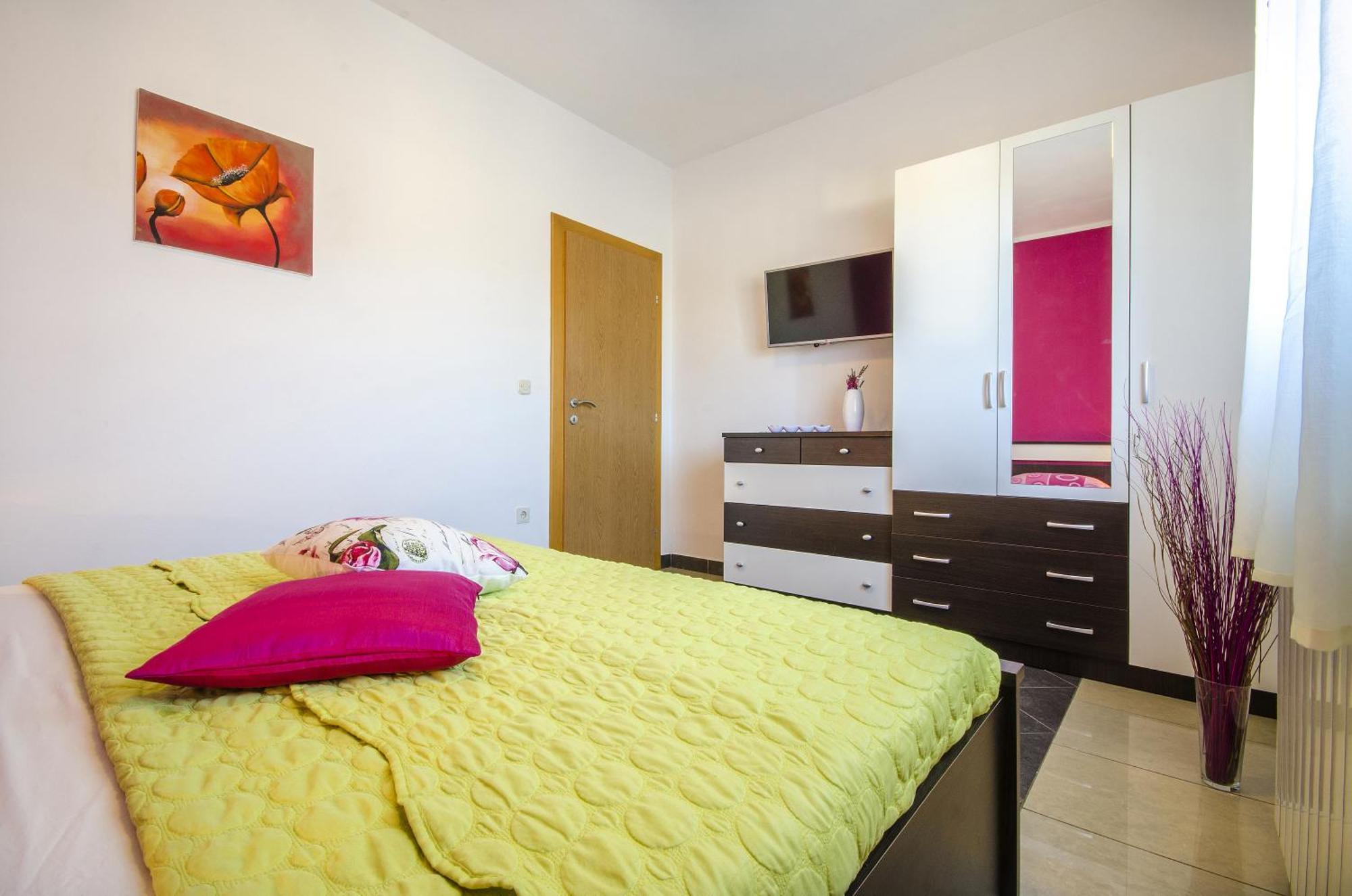 Apartment And Room Marlen Rovinjsko Selo Zimmer foto